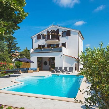 Villa Andrija Family Dream With Heated Pool At The Sea With Beautiful Garden, Outside Cinema And Kids Playground Fažana Kültér fotó