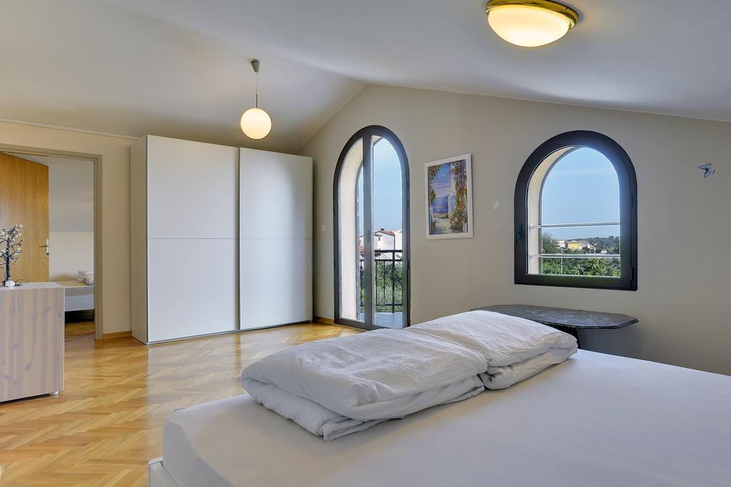 Villa Andrija Family Dream With Heated Pool At The Sea With Beautiful Garden, Outside Cinema And Kids Playground Fažana Kültér fotó