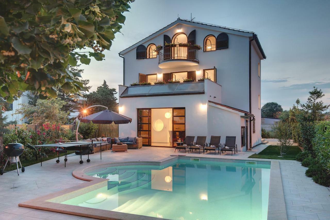 Villa Andrija Family Dream With Heated Pool At The Sea With Beautiful Garden, Outside Cinema And Kids Playground Fažana Kültér fotó