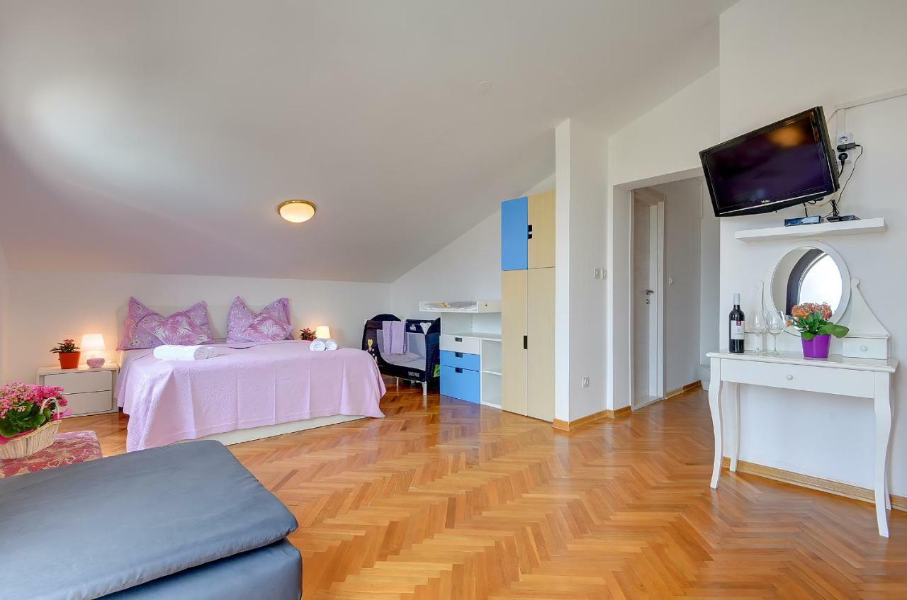 Villa Andrija Family Dream With Heated Pool At The Sea With Beautiful Garden, Outside Cinema And Kids Playground Fažana Kültér fotó