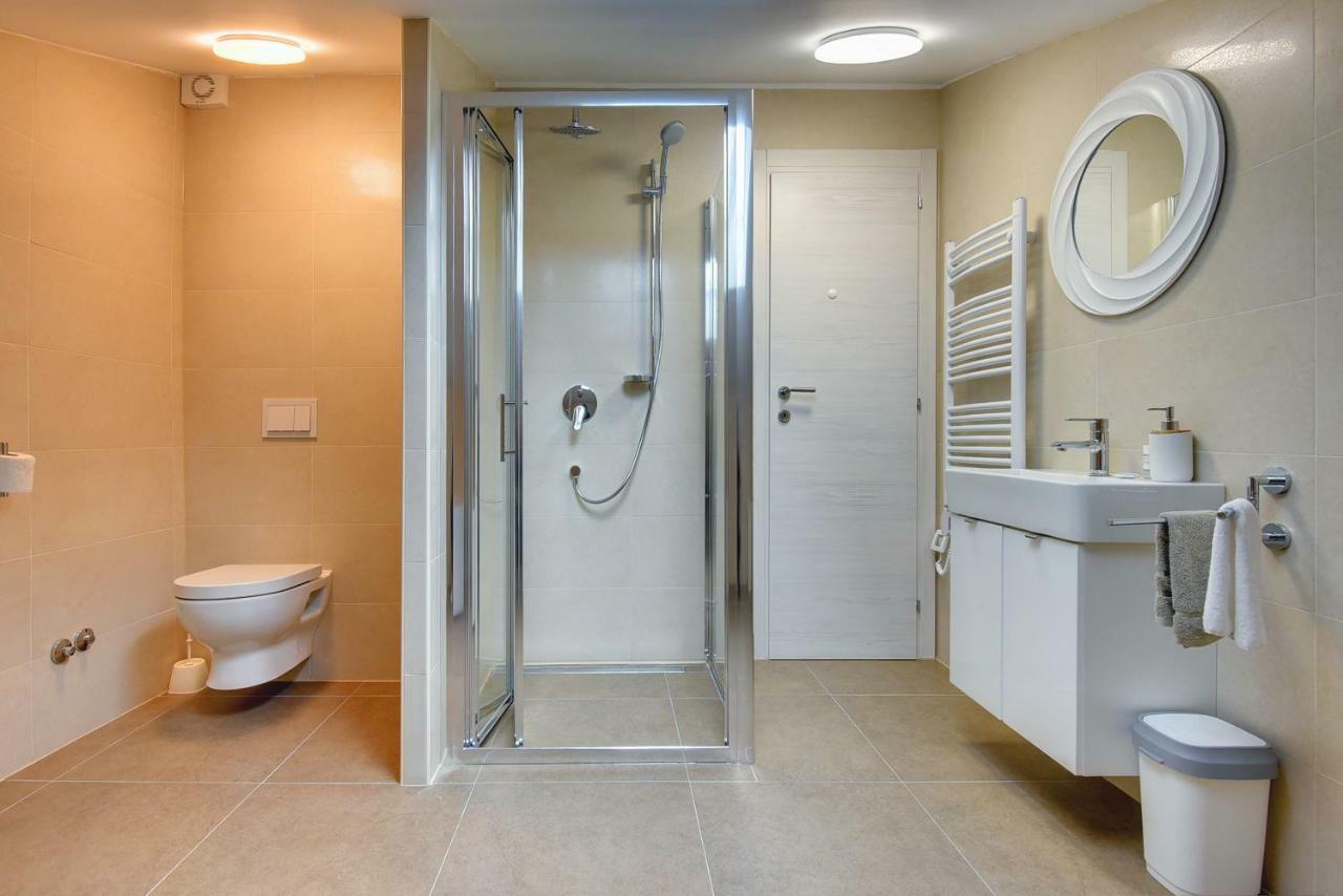 Villa Andrija Family Dream With Heated Pool At The Sea With Beautiful Garden, Outside Cinema And Kids Playground Fažana Kültér fotó