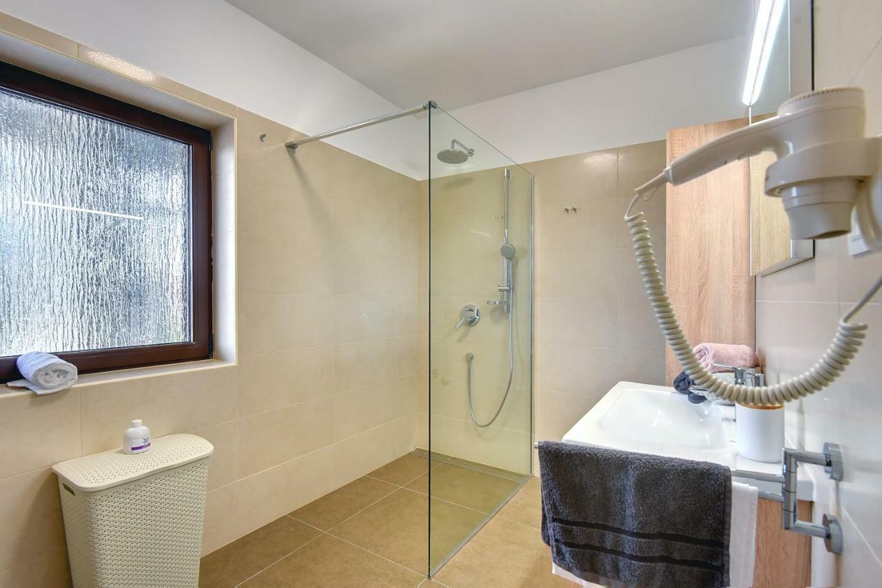 Villa Andrija Family Dream With Heated Pool At The Sea With Beautiful Garden, Outside Cinema And Kids Playground Fažana Kültér fotó