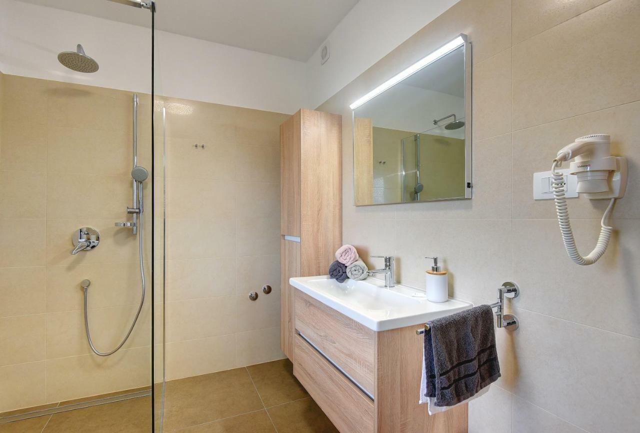 Villa Andrija Family Dream With Heated Pool At The Sea With Beautiful Garden, Outside Cinema And Kids Playground Fažana Kültér fotó