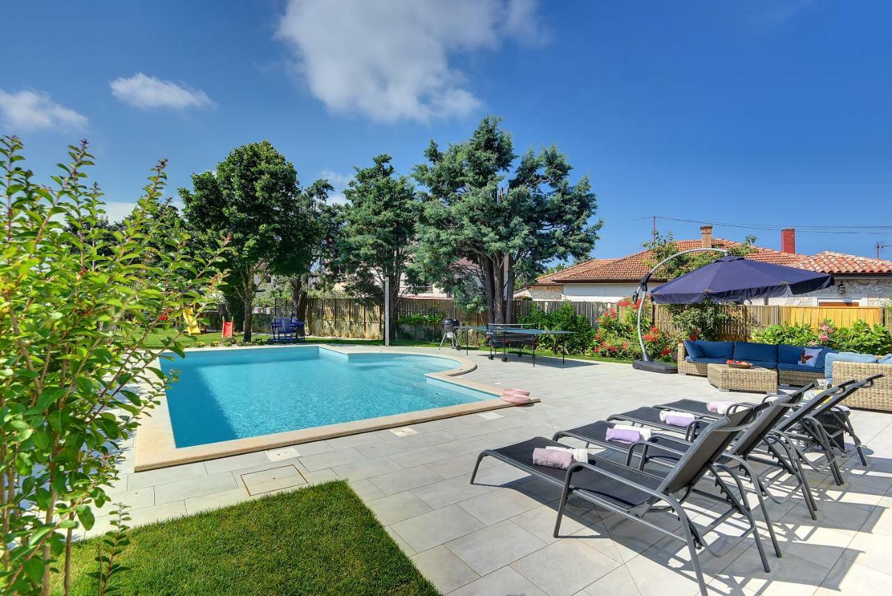 Villa Andrija Family Dream With Heated Pool At The Sea With Beautiful Garden, Outside Cinema And Kids Playground Fažana Kültér fotó