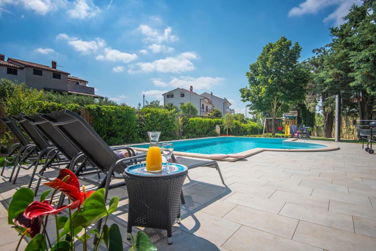 Villa Andrija Family Dream With Heated Pool At The Sea With Beautiful Garden, Outside Cinema And Kids Playground Fažana Kültér fotó